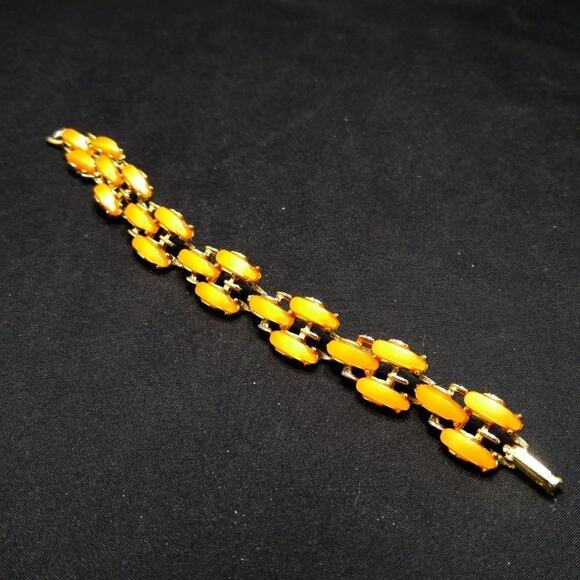 Moonglow Peach Lucite Bracelet, Gold Tone, 1950s, 7 Inches - Picture 4 of 8